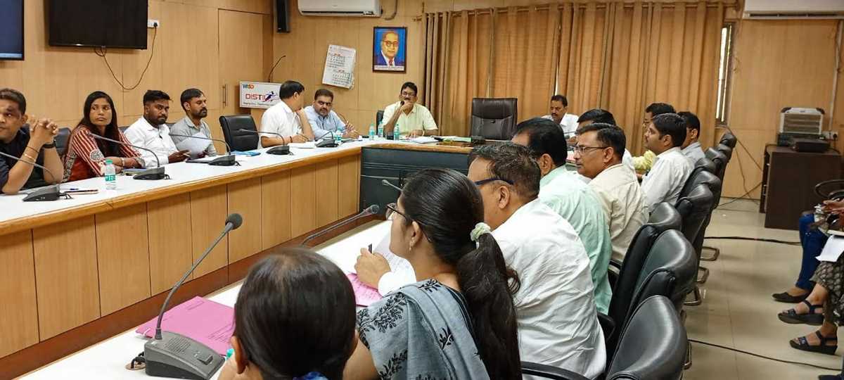 पौधारोपण निर्धारित लक्ष्य के अनुरुप कराने को लेकर जिला प्रशासन की बैठक